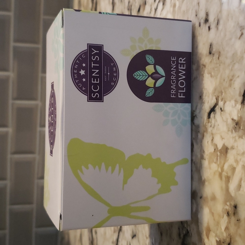 New Scentsy Luna Fragrance Flower